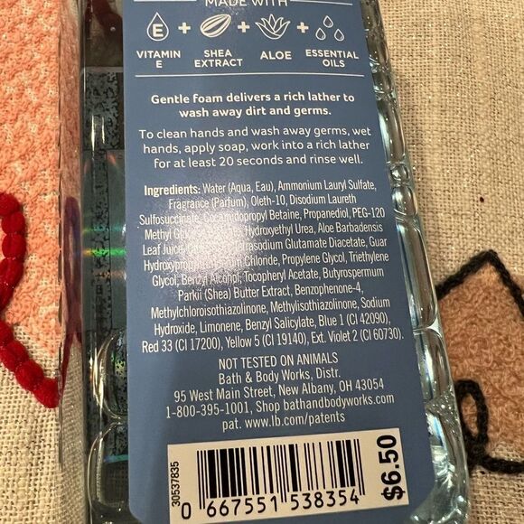 Arctic Berry foam hand soap by White Barn for B&BW - Picture 3 of 4